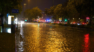 Die B 14 in der Innenstadt ist teilweise überflutet. Einige Autos bleiben stecken. Das Wasser muss von der Feuerwehr abgepumpt werden.
