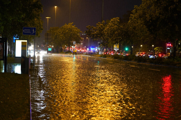Die B 14 in der Innenstadt ist teilweise überflutet. Einige Autos bleiben stecken. Das Wasser muss von der Feuerwehr abgepumpt werden.