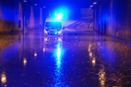 Ein Einsatz-Fahrzeug der Polizei Stuttgart bleibt in den Wassermassen in der City stecken.