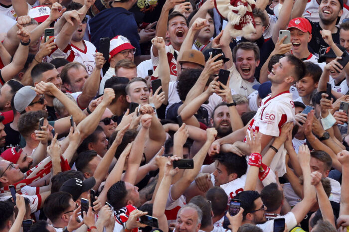 Fotogalerie zur Mega-Party: So euphorisch feiern die VfB-Fans die Rettung