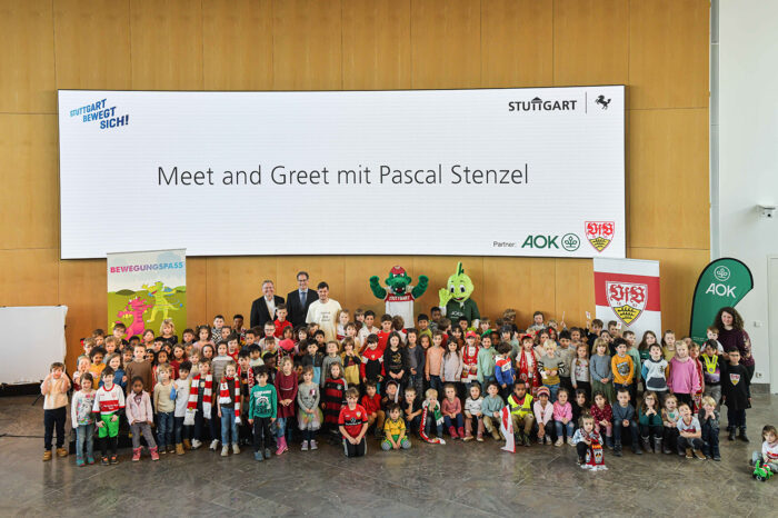 VfB-Profi Pascal Stenzel trifft Kitakinder im Stuttgarter Rathaus