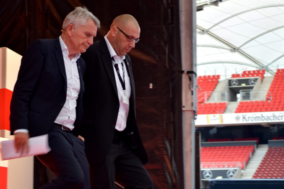Wolfgang Dietrich verlässt die abgebrochene Mitgliederversammlung des VfB Stuttgart (Foto: STUGGI.TV)