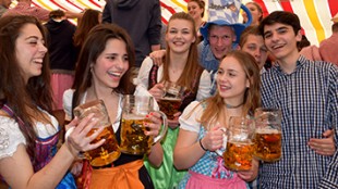 Fette Party trotz schlechten Wetters auf dem Stuttgarter Frühlingsfest 2017 (Foto: STUGGI.TV/Nele Weiblen)
