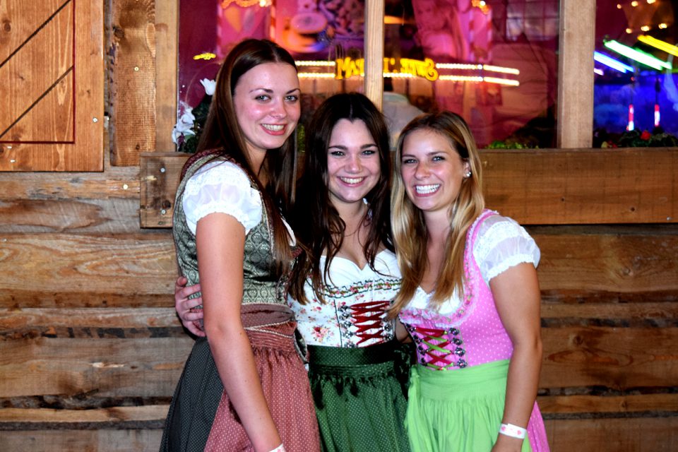 Stuttgarter Frühlingsfest: Sollte es mehr Wasen-Zelte ab 16 Jahren geben? (Foto: STUGGI.TV)