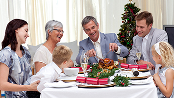 Heiligabend naht: Familientradition oder Party mit Freunden?