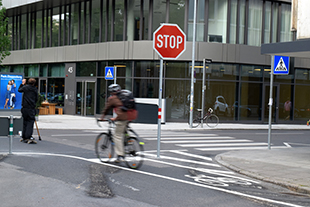 Ein Stoppschild nur für Fahrradfahrer?