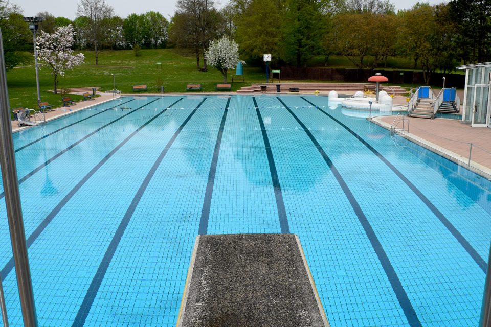 Der erste Sprung ins kühle Nass: Saisonstart im Freibad Möhringen. Foto: Rau/STUGGI.TV