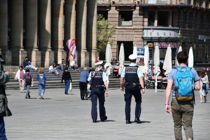 Polizei löst Corona-Party mit 500 Feiernden in Stuttgart-Mitte auf