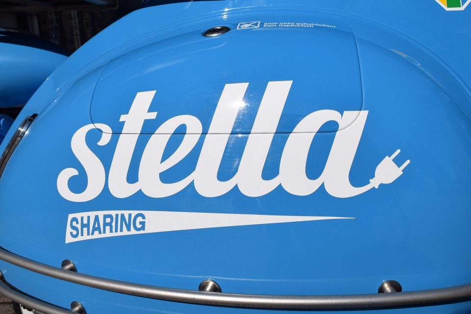 Seit Samstag kann man sich die neuen Stella E-Roller ausleihen. OB Kuhn (Foto: STUGGI.TV/Stelter)