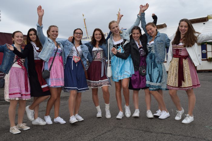 Wasen-Time: Weiße Sneakers zum Dirndl auch 2017 voll im Trend