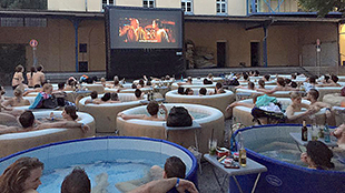 Whirlpool Cinema: Sprudelnd warmes Kinoerlebnis